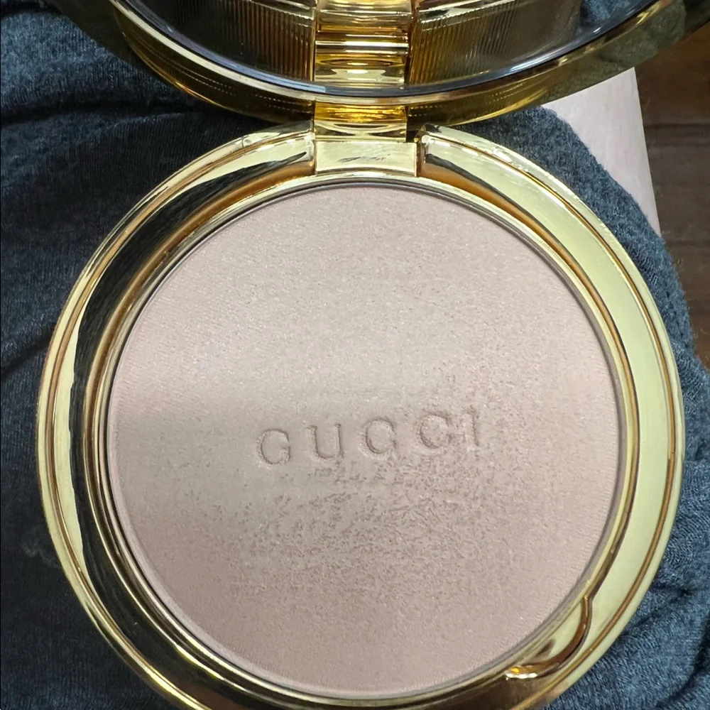 Gucci Matte Beauty Powder - Picture 1 of 3